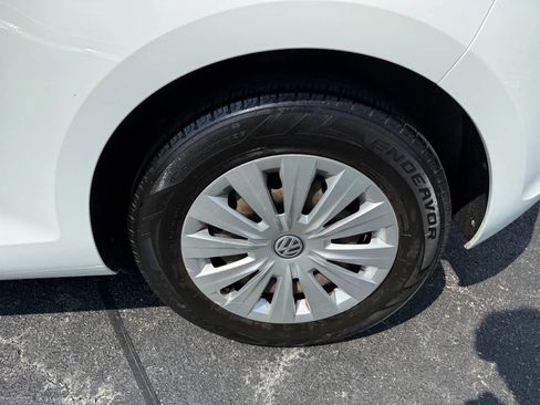 Used 2015 Volkswagen Golf S image 41