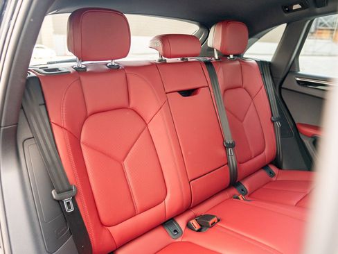 Certified 2025 Porsche Macan AWD/4WD image 22