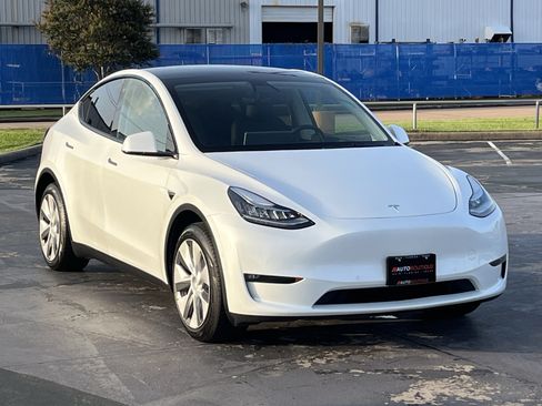 Used 2022 Tesla Model Y Long Range AWD/4WD image 3