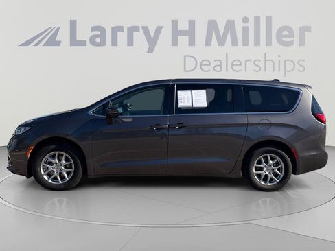 Used 2023 Chrysler Pacifica Touring-L FWD image 3