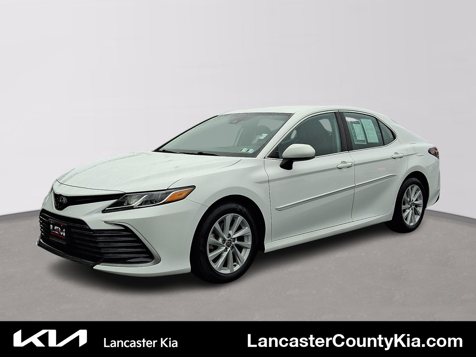 Used 2022 Toyota Camry LE FWD image 1