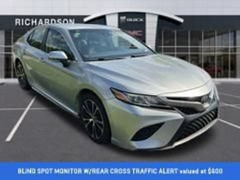 Used 2018 Toyota Camry SE w/ Convenience Package FWD image 3