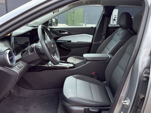 Used 2024 Chevrolet Trax LT w/ Sunroof Package FWD image 9