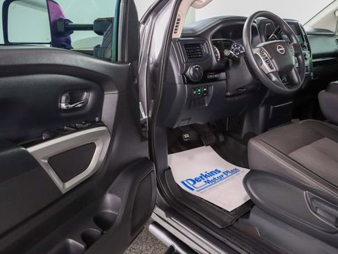 Used 2023 Nissan Titan SV image 3