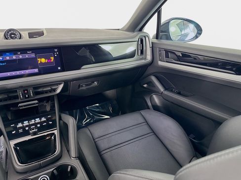 Used 2024 Porsche Cayenne Coupe image 25