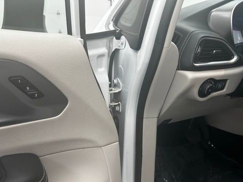 Used 2023 Chrysler Pacifica Touring-L image 28