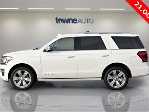 Used 2023 Ford Expedition Platinum image 2