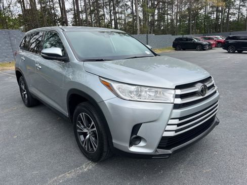 Used 2019 Toyota Highlander LE image 4
