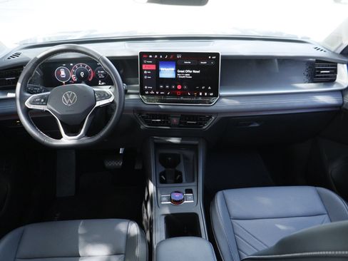 Certified 2025 Volkswagen Tiguan SE FWD image 23