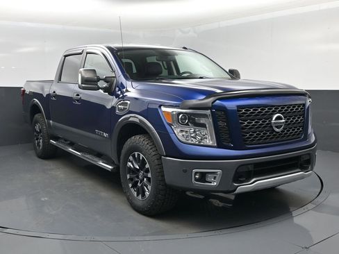 Used 2017 Nissan Titan PRO-4X w/ Pro-4x Convenience Package AWD/4WD image 8