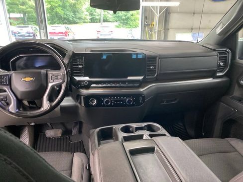 Used 2024 Chevrolet Silverado 1500 LT AWD/4WD image 3