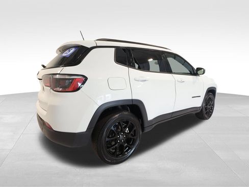 Used 2025 Jeep Compass Latitude w/ Convenience Group AWD/4WD image 4