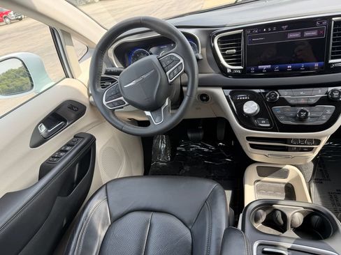 Used 2022 Chrysler Pacifica Touring-L FWD image 22