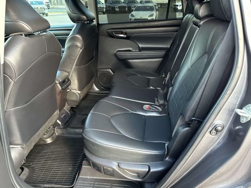 Used 2022 Toyota Highlander XLE AWD/4WD image 14