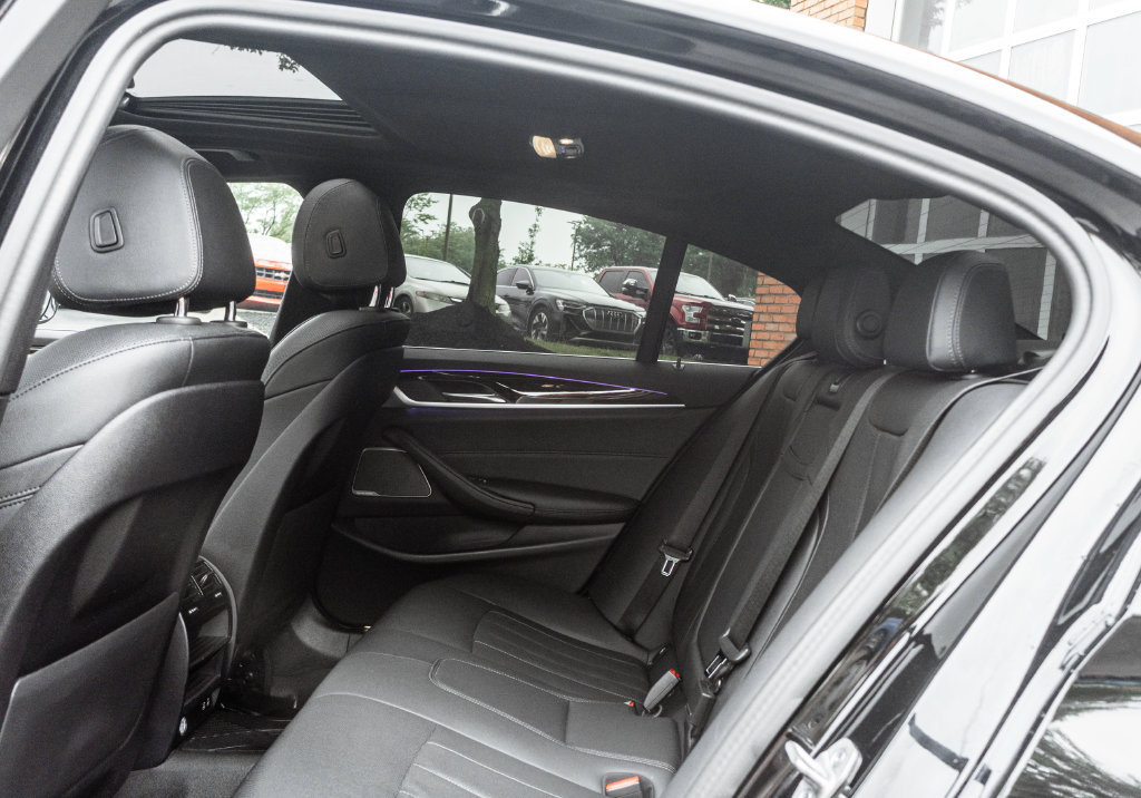 Used 2023 BMW 530e RWD image 25