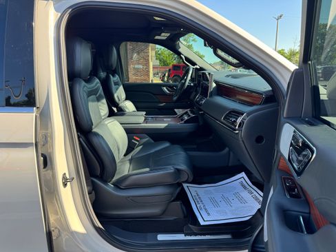 Used 2024 Lincoln Navigator Reserve AWD/4WD image 18