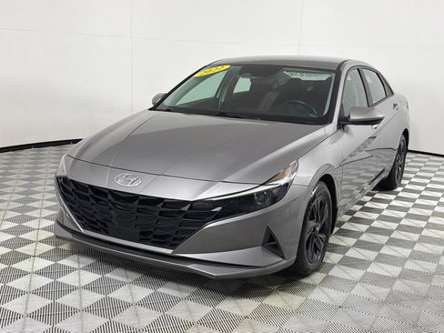 Used 2022 Hyundai Elantra SEL w/ Convenience Package FWD image 10