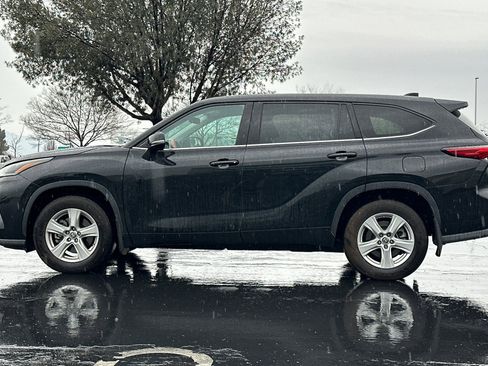 Used 2021 Toyota Highlander LE image 7