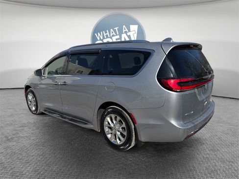 Used 2021 Chrysler Pacifica Touring-L image 6
