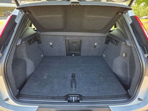 Used 2023 Volvo XC40 B4 Ultimate FWD image 17