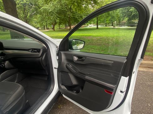 Used 2025 Ford Escape Active AWD/4WD image 17