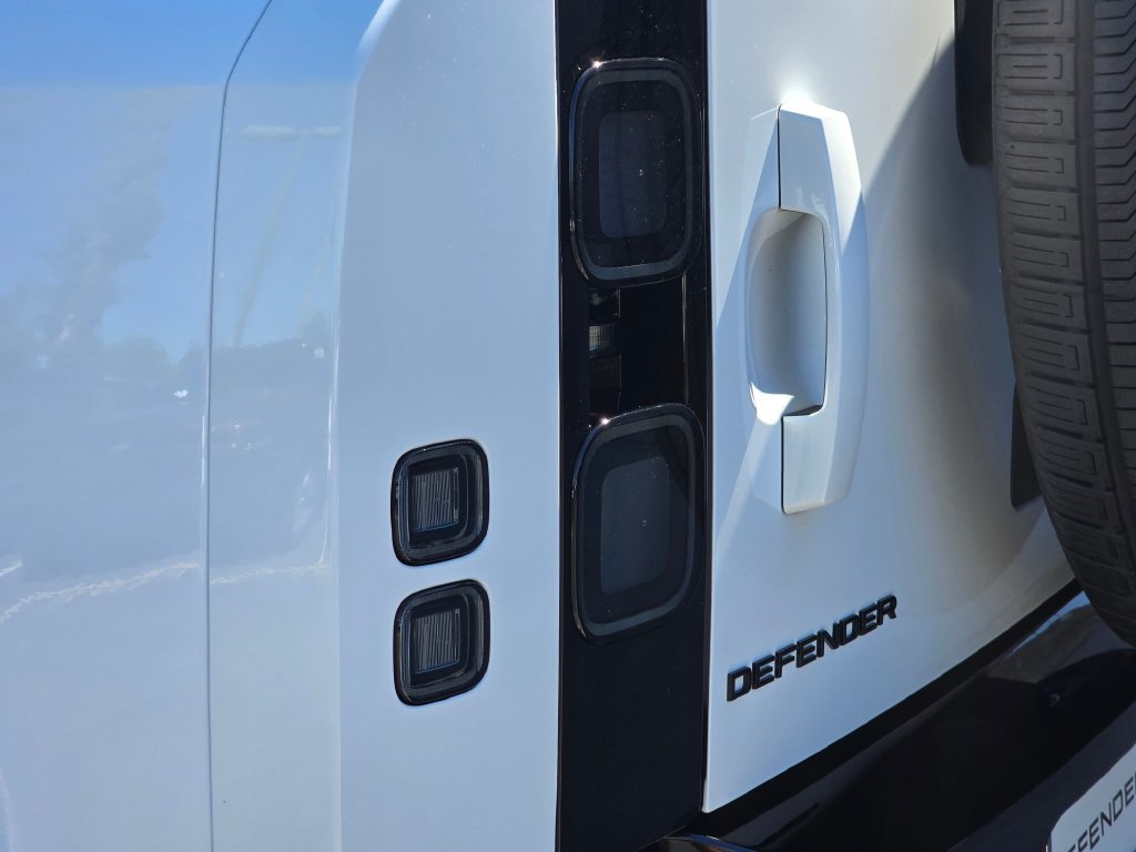 New 2026 Land Rover Defender 110 X-Dynamic SE AWD/4WD image 36