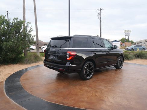 Used 2023 Ford Expedition Limited image 2