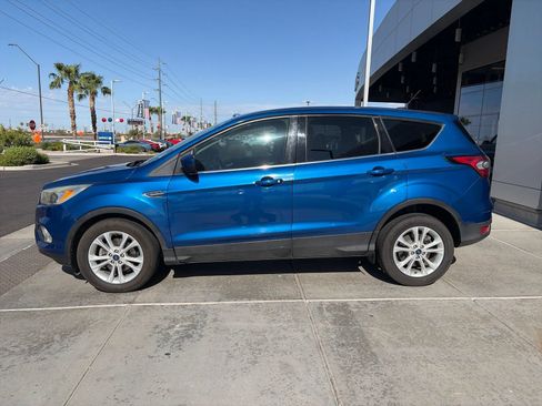 Used 2017 Ford Escape SE FWD image 2