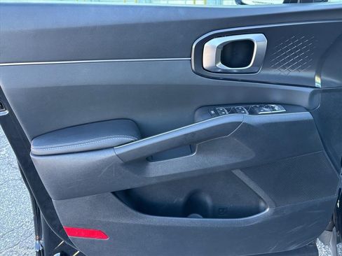 Used 2025 Kia Sorento LX image 9