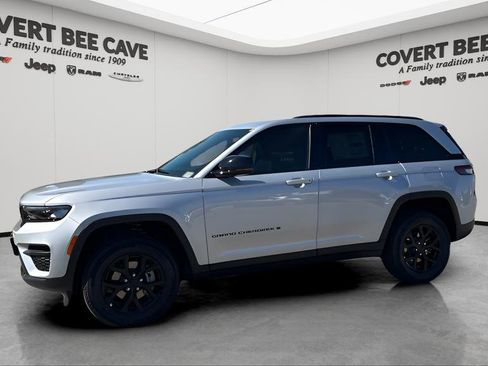 New 2025 Jeep Grand Cherokee Altitude image 4