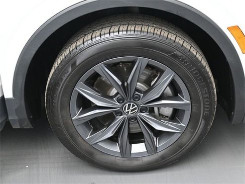 Used 2023 Volkswagen Tiguan SE image 37