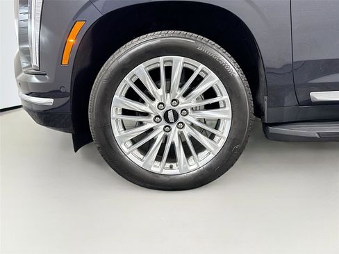 Used 2025 Cadillac Escalade Premium Luxury AWD/4WD image 16