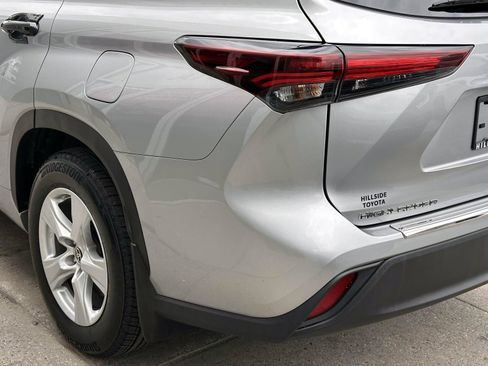 Certified 2024 Toyota Highlander LE AWD/4WD image 9
