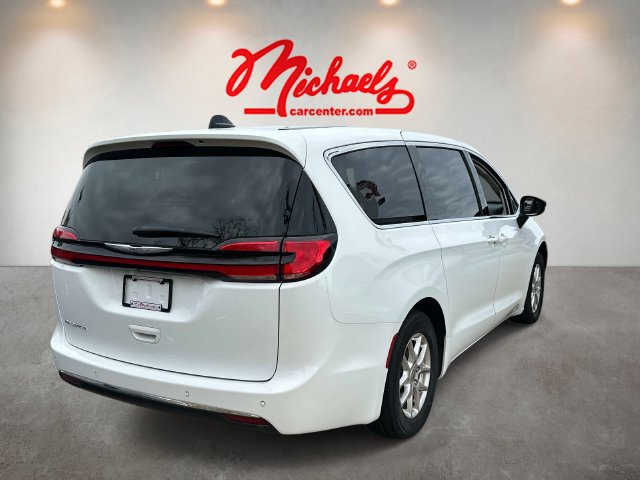 Used 2024 Chrysler Pacifica Touring-L FWD image 3