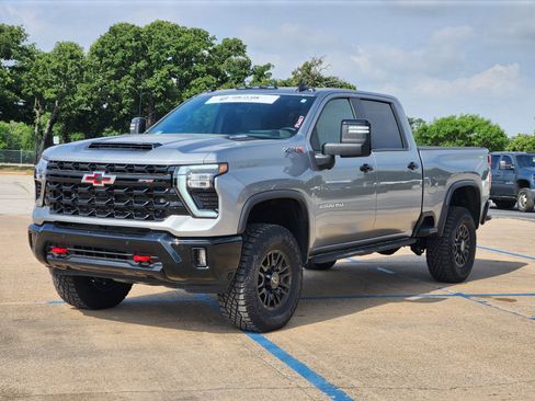 Used 2025 Chevrolet Silverado 2500 ZR2 AWD/4WD image 2