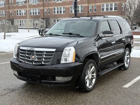 Used 2010 Cadillac Escalade Premium image 4