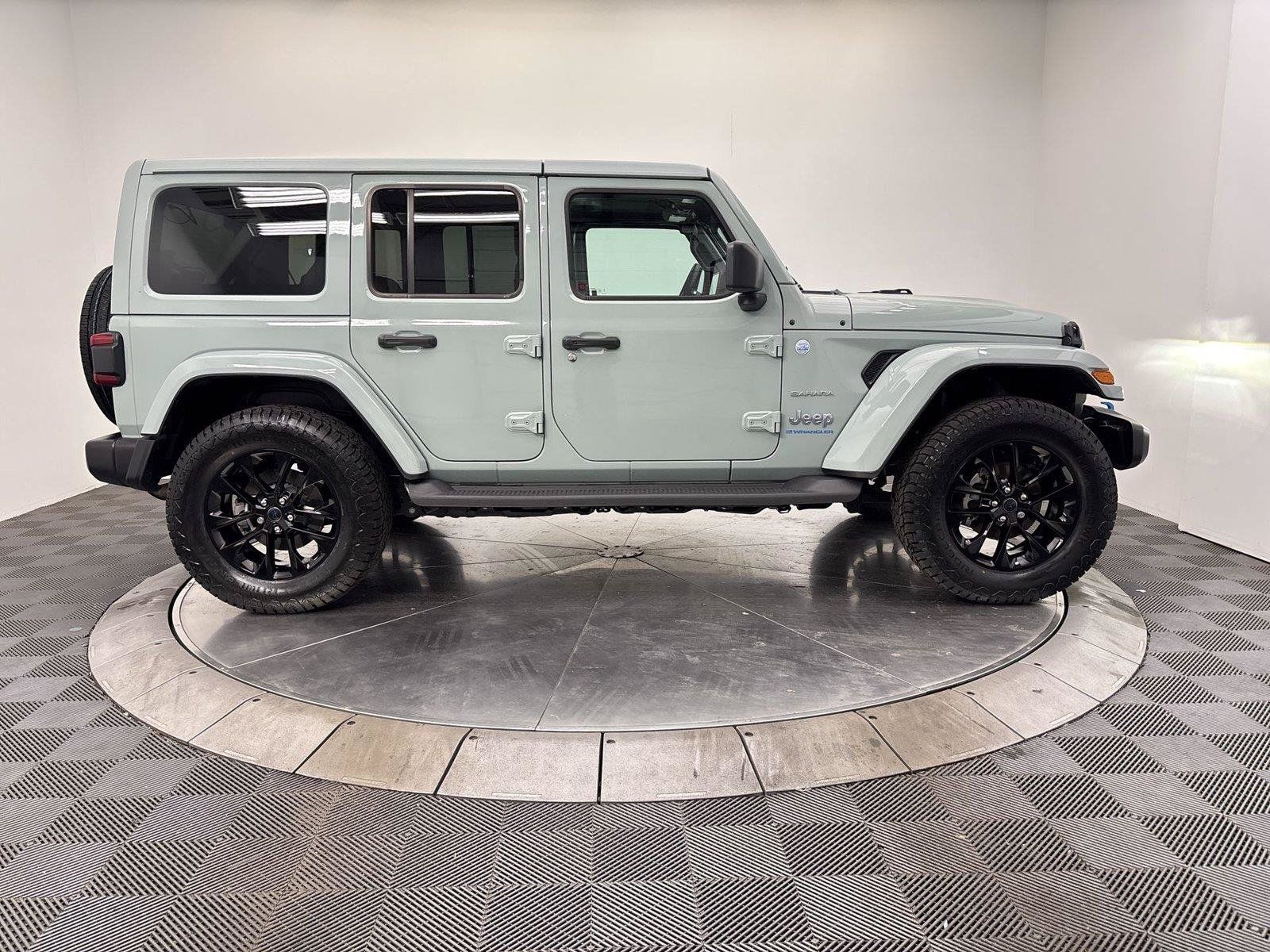 Used 2024 Jeep Wrangler Unlimited Sahara AWD/4WD image 17