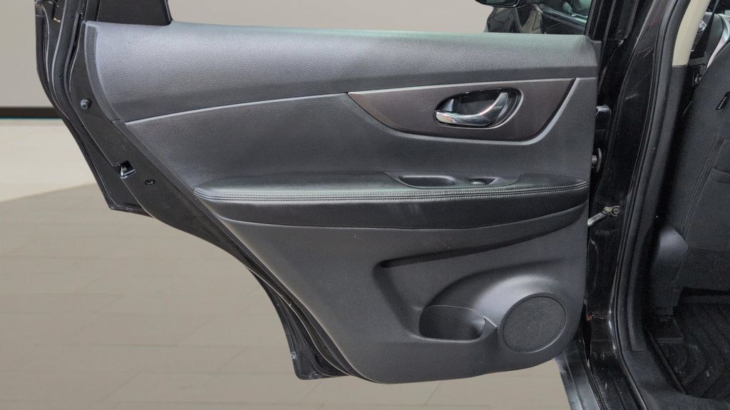 Used 2016 Nissan Rogue SV AWD/4WD image 15