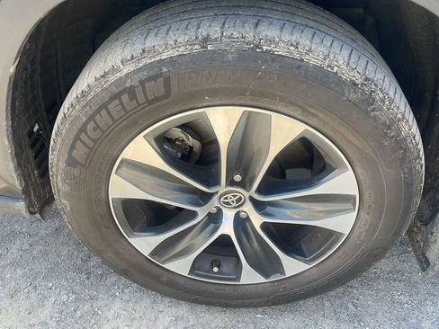 Used 2023 Toyota Highlander XLE AWD/4WD image 23