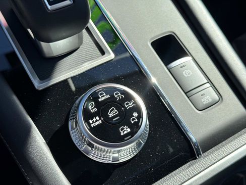 New 2025 Mitsubishi Outlander 4WD Plug-In Hybrid image 27