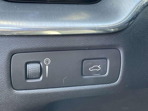 Used 2019 Volvo XC60 T5 Momentum w/ Protection Package image 18