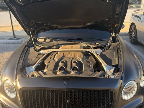 Used 2023 Bentley Flying Spur V8 image 10