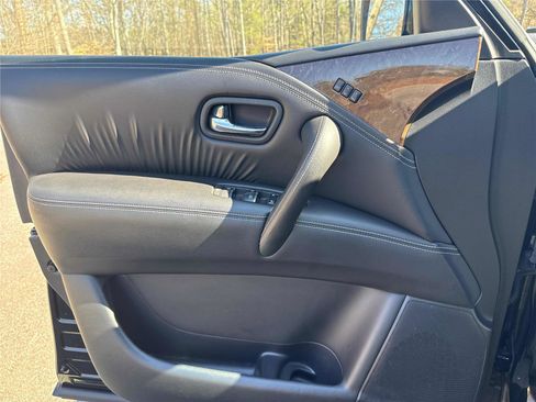 Used 2017 INFINITI QX80 w/ Driver Assistance Package image 9