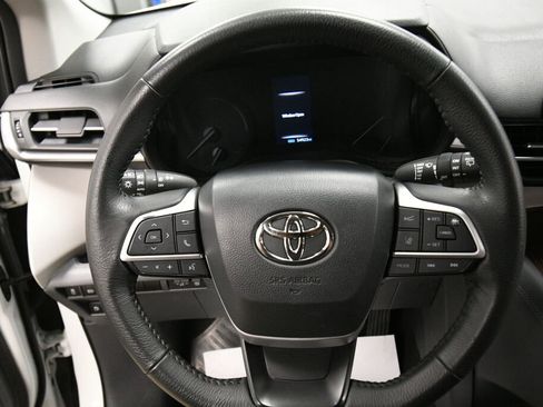 Used 2024 Toyota Sienna XLE FWD image 12