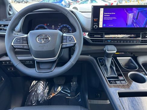 Used 2025 Toyota Sienna Limited image 22