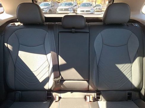 Certified 2025 Volkswagen Tiguan SE w/ Panoramic Sunroof Package image 19