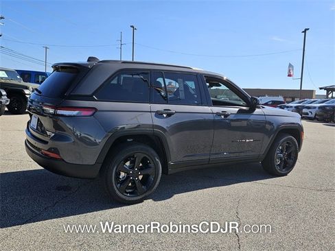 New 2025 Jeep Grand Cherokee Altitude image 14