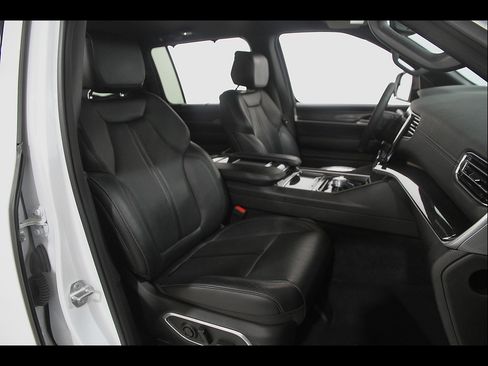 Used 2024 Jeep Wagoneer 4WD w/ Convenience Group I image 18
