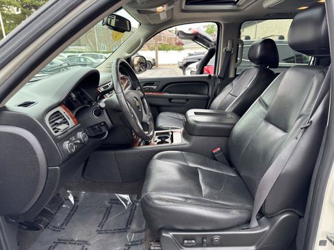 Used 2011 Chevrolet Avalanche LTZ AWD/4WD image 16