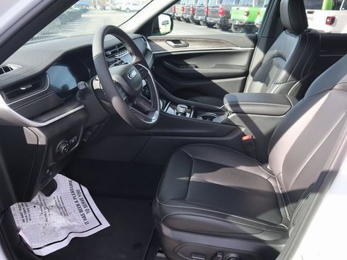 New 2025 Jeep Grand Cherokee Limited w/ Black Appearance Package image 5